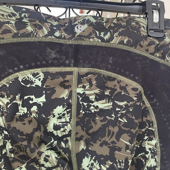 LULULEMON CAMO CAPRIS BLACK MESH - Picture 2 of 3